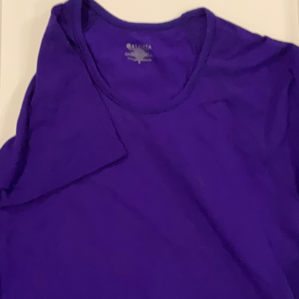 Beautiful women’s streamline ruched tee in Sz S.  Gorgeous purple!